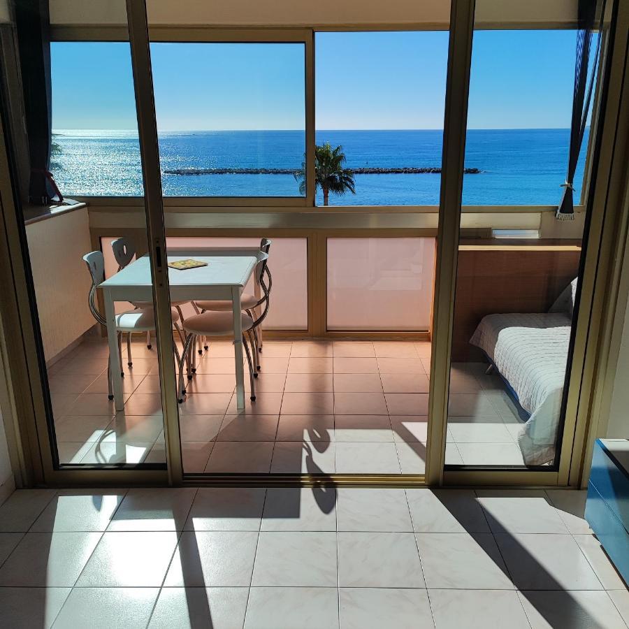 Grand Studio Bord De Mer- Acces Direct Aux Plages Saint-Laurent-du-Var Buitenkant foto