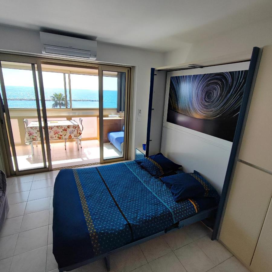 Grand Studio Bord De Mer- Acces Direct Aux Plages Saint-Laurent-du-Var Buitenkant foto